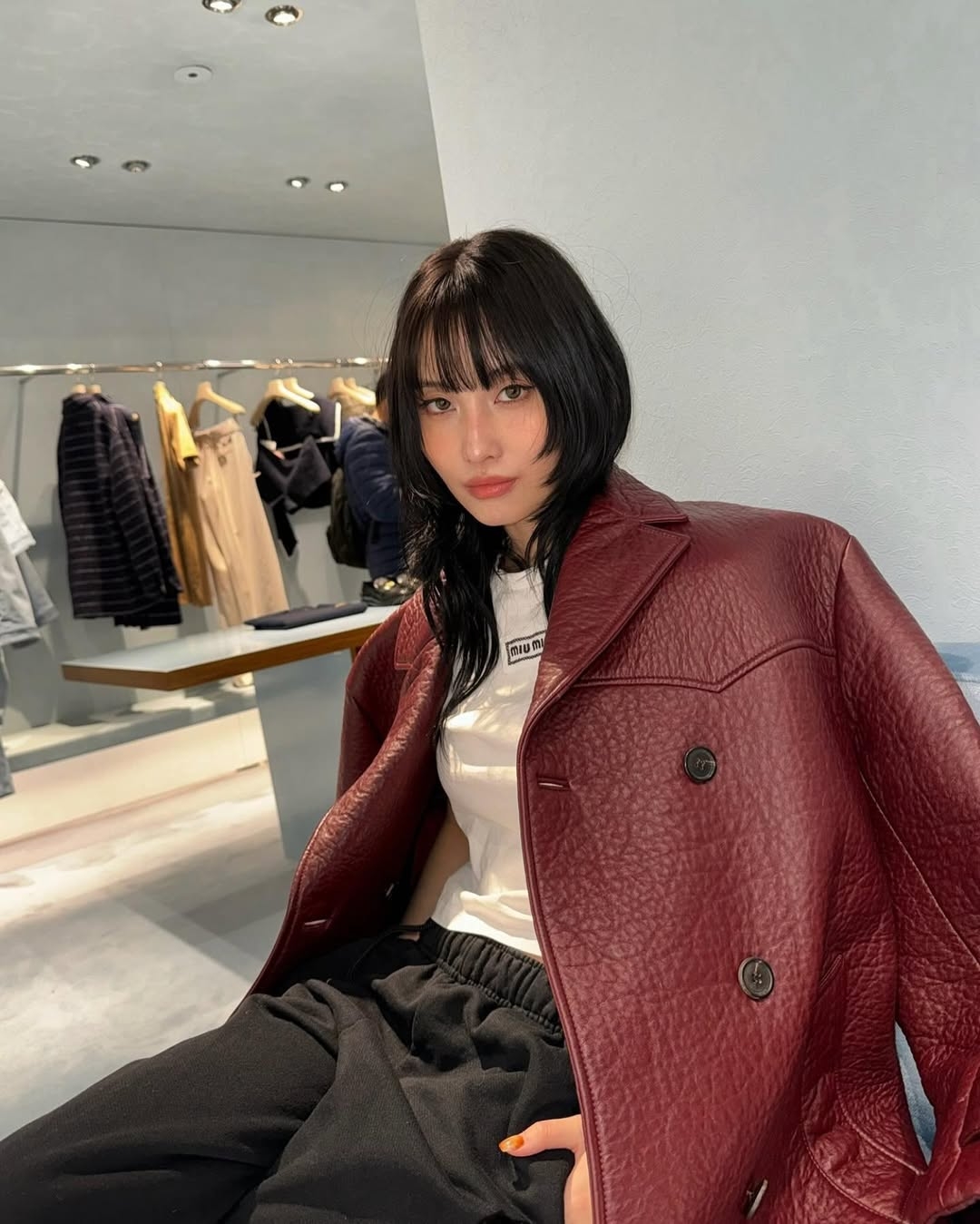 TWICE Momo酒紅色皮革外套內搭一件簡單的字母T恤超帥！