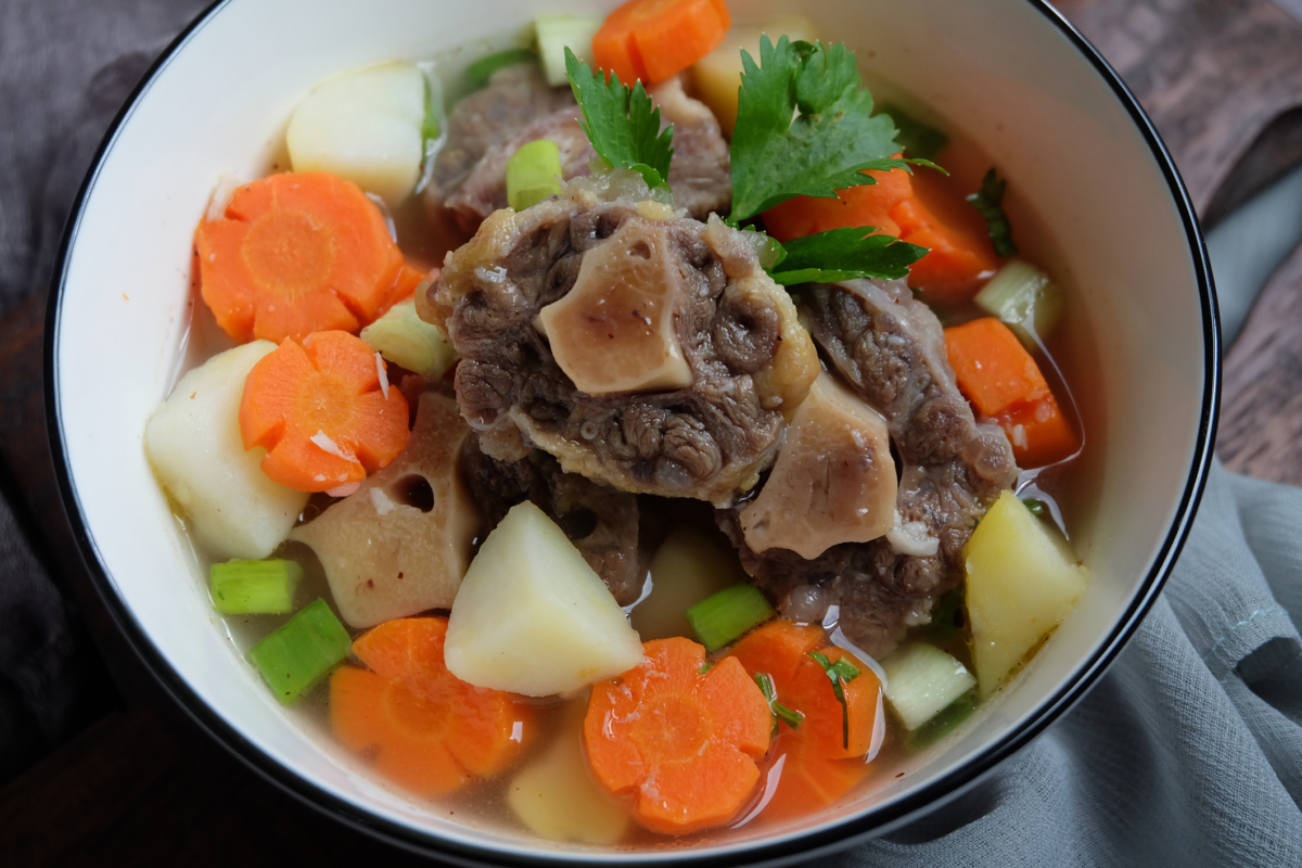 白蘿蔔牛尾湯是一款滋補強身、潤肺化痰的營養湯品，兼具促進消化的功效。