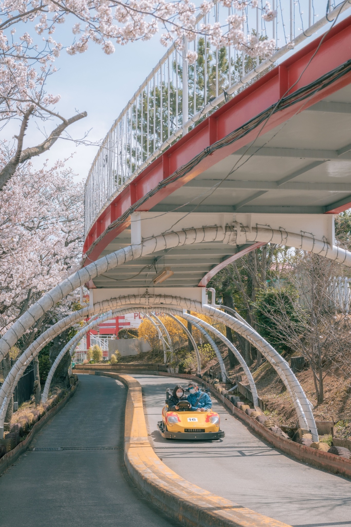 櫻花季期間,園方特別推出限定「半日票」,可從下午3點後入園,無限暢玩遊樂設施!