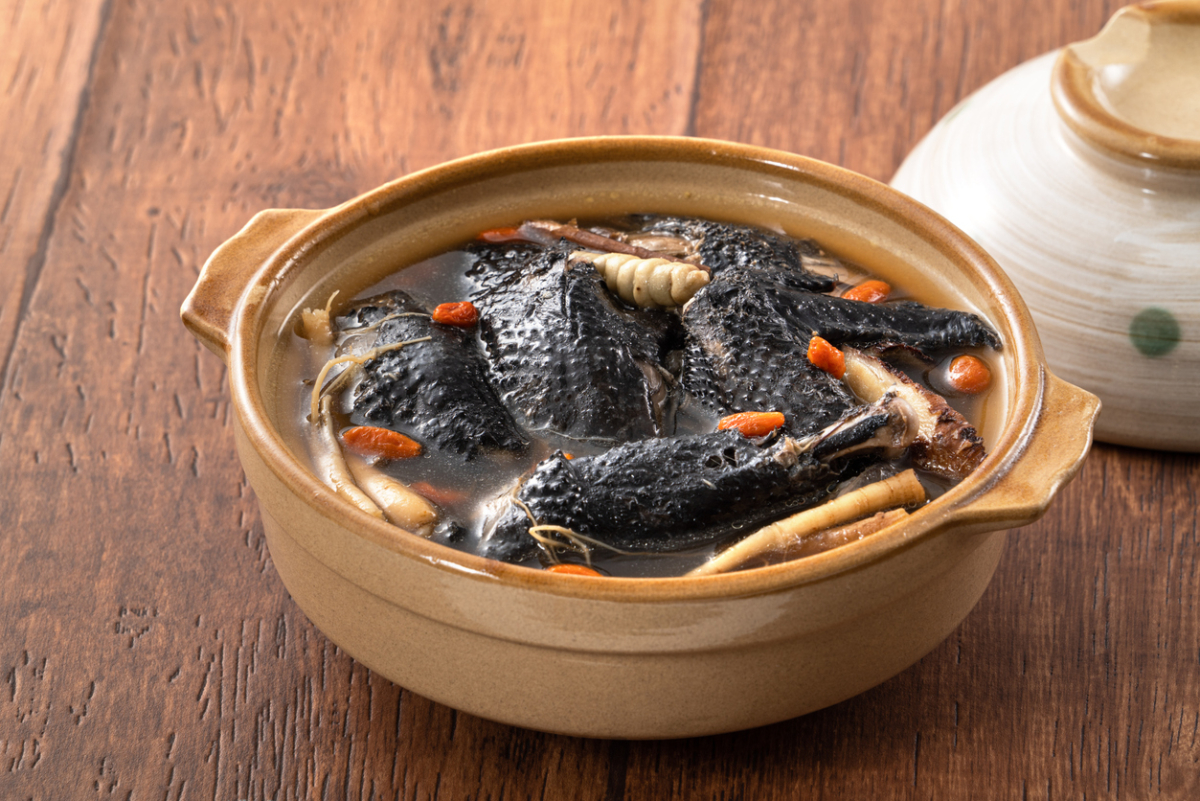 麥冬烏雞湯是一款滋陰潤燥、補氣養血的養生湯品，非常適合氣血不足、喉嚨乾澀或體質虛弱的人享用。