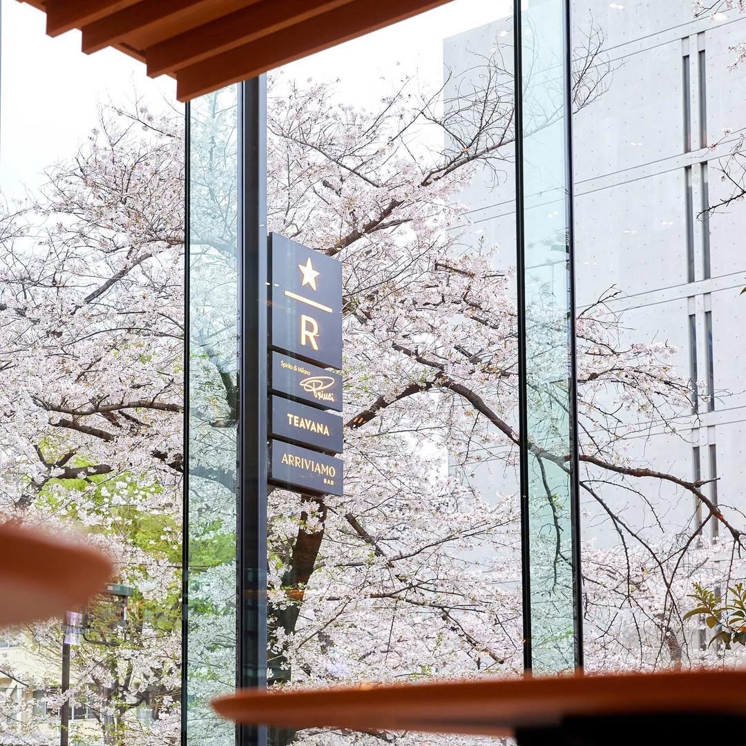 賞櫻之餘,不要錯過打卡「中目黑星巴克臻選®東京烘焙工坊(STARBUCKS RESERVE® ROASTERY TOKYO)」,是全世界第五間結合烘焙與特色咖啡的星巴克門市,更是目前全世界規模最大的星巴克!