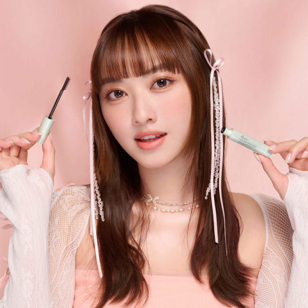 柔和粉橘蜜桃妝將整體妝容重心置於眼部。