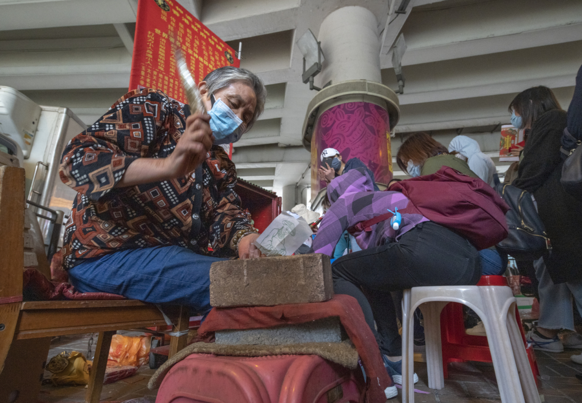 驚蟄打小人源自廣東、香港的傳統習俗,是趕走小人、驅除霉運的開運儀式。