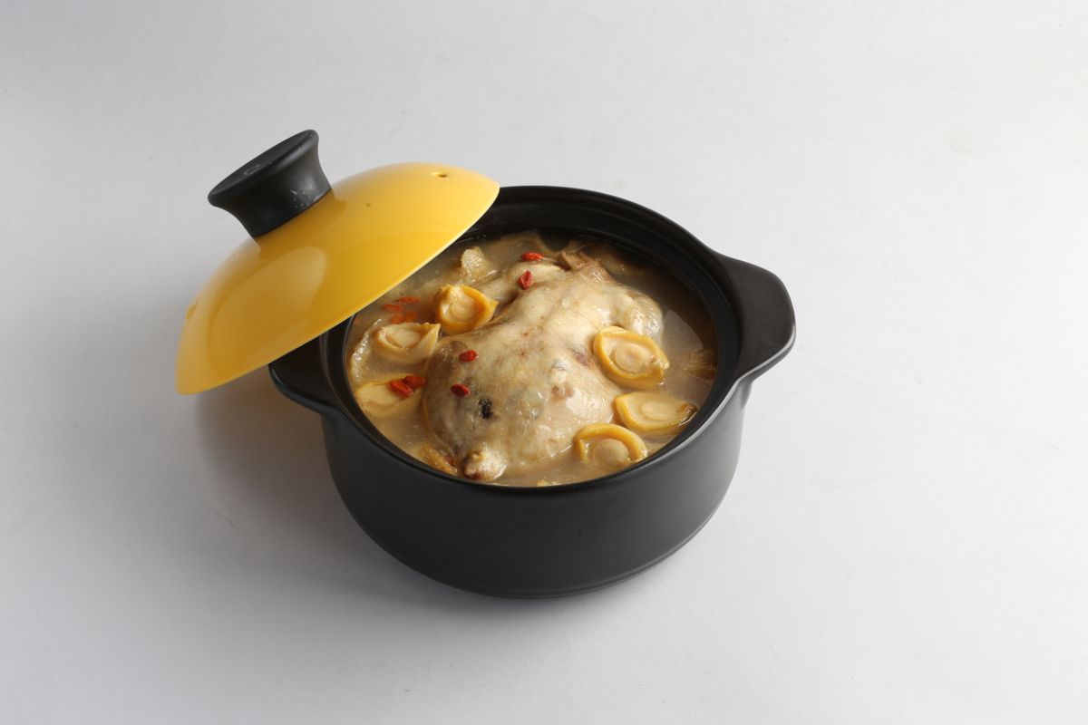 淮山杞子鮑魚雞湯是一款滋補養生的湯品，具有健脾益氣、明目養肝的功效。