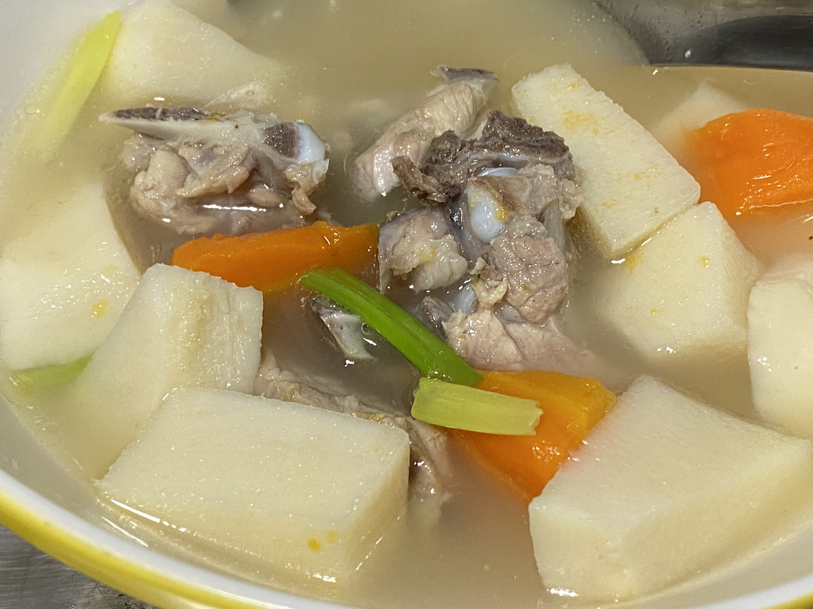 青紅蘿蔔豬骨湯是一款清甜解膩的湯品，兼具滋補潤燥與健脾開胃的功效。