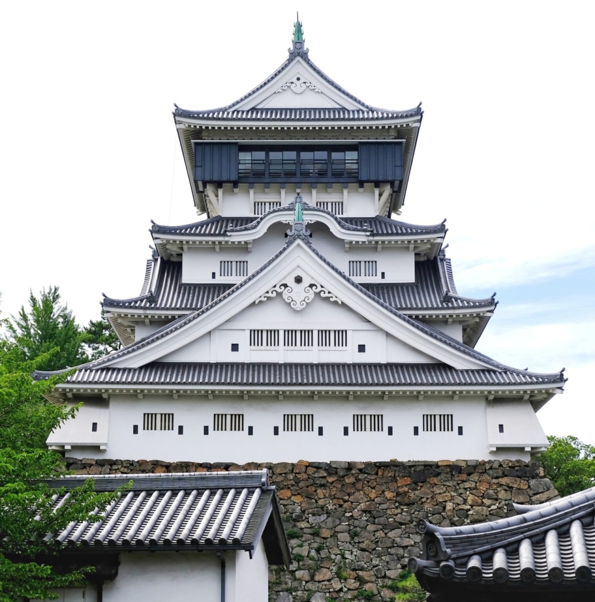 小倉城是福岡縣唯一保留傳統天守閣的城堡,以其獨特的建築風格和悠久歷史成為北九州市的象徵。