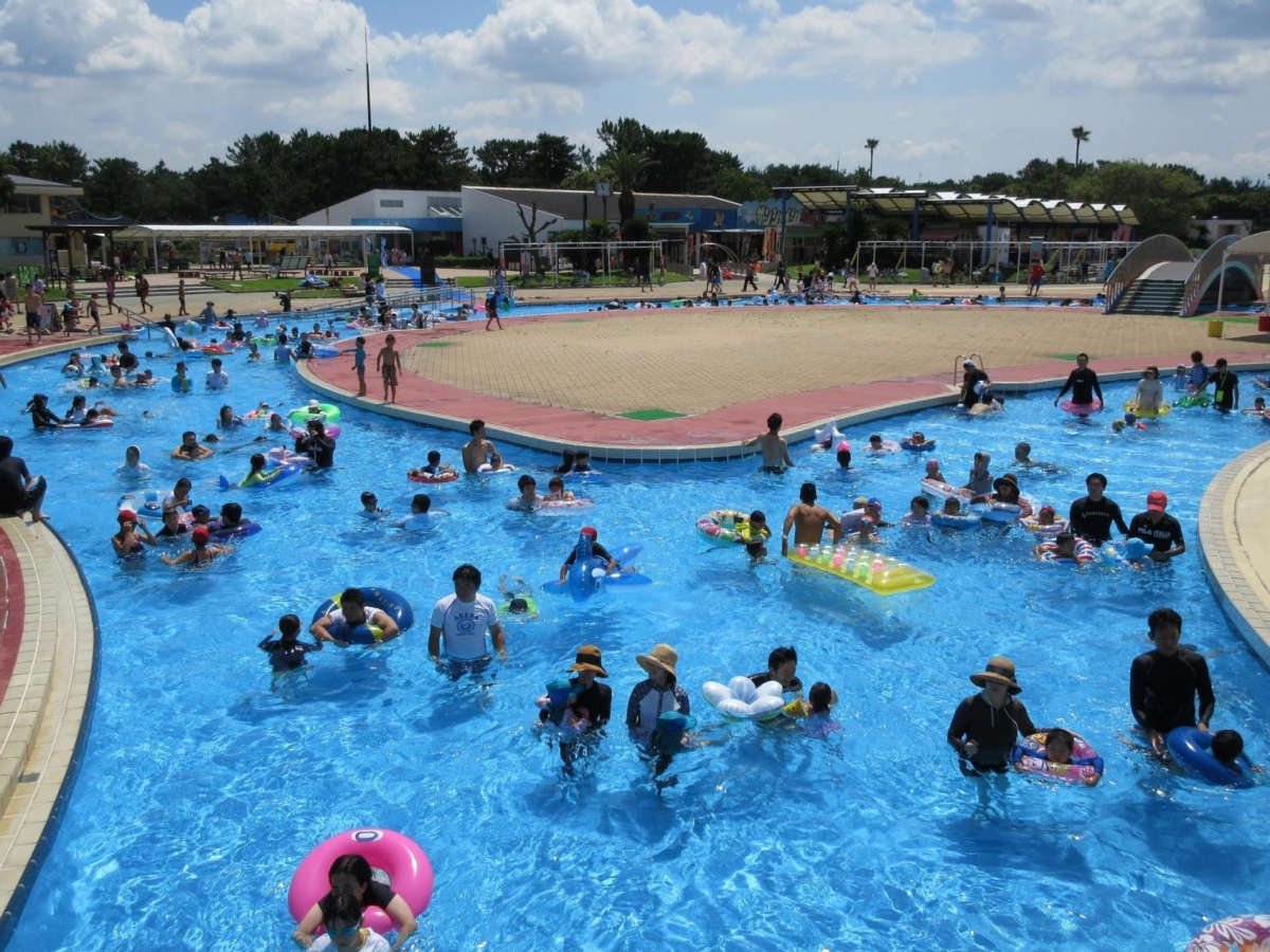 陽光泳池是海之中道海濱公園的夏季限定水上遊樂設施。