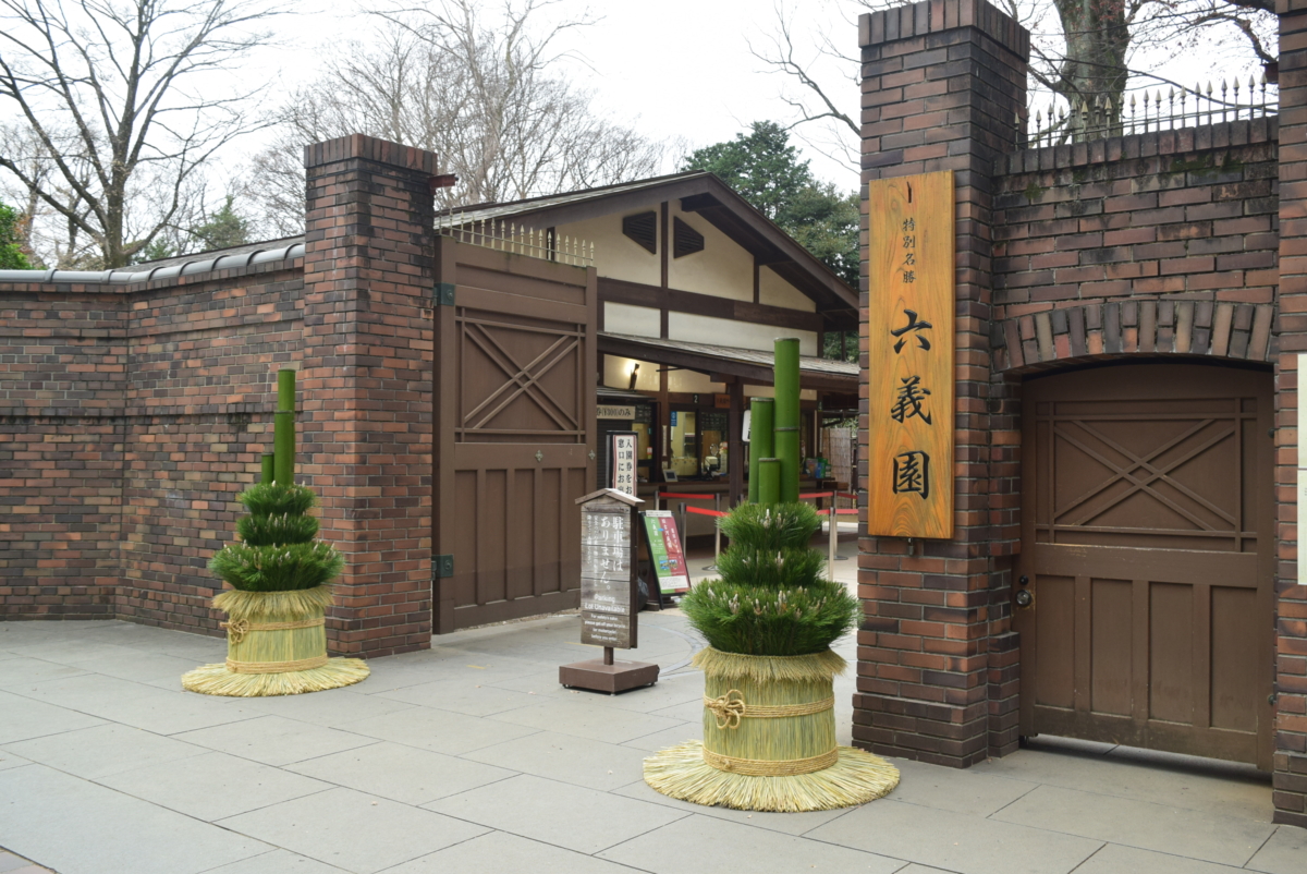 六義園平日只開放「正門」進出,但櫻花季期間為了分散人潮,靠近駒込站的「染井門」會臨時開放。