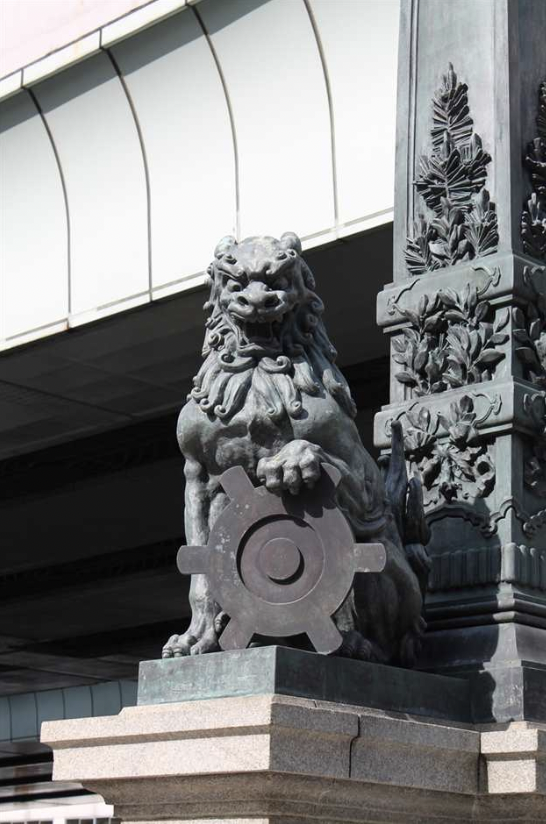 青銅獅子雕像。