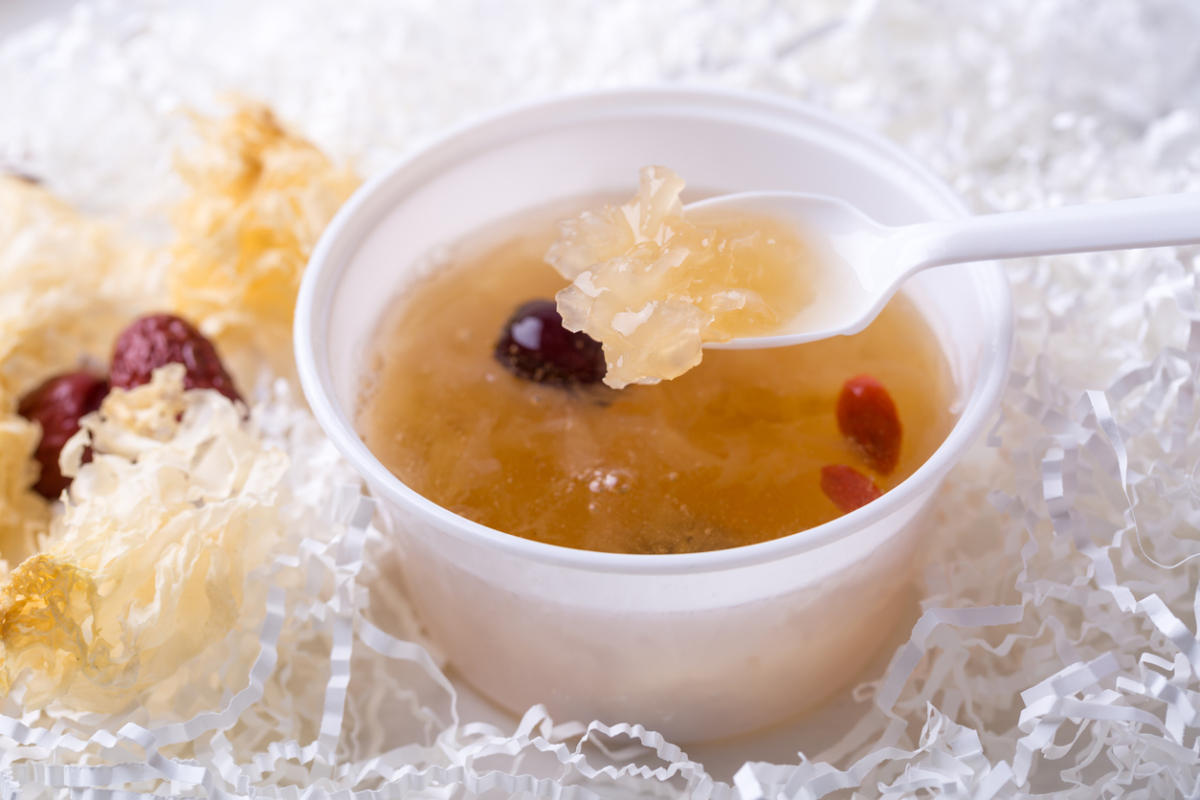 雪耳紅棗湯是一款滋陰潤肺、補血養顏的甜湯，非常適合氣血不足、皮膚乾燥或長期捱夜的人士。