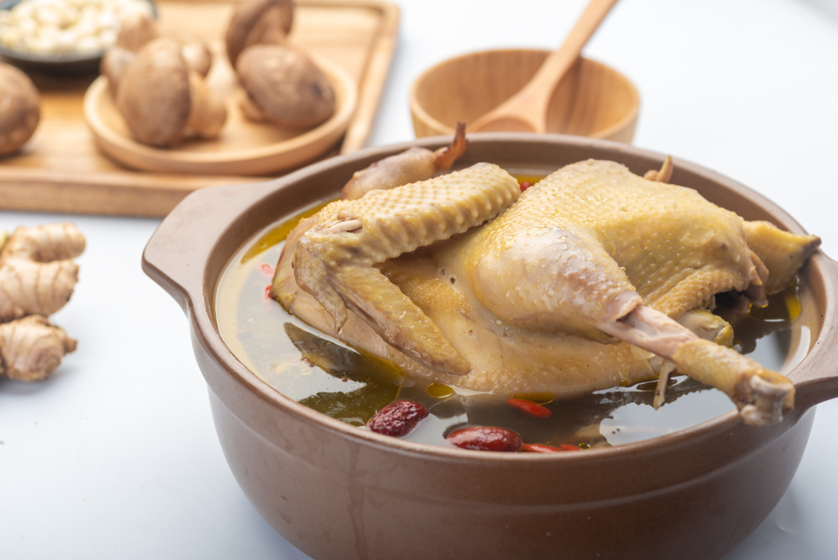 無花果雞湯是一款滋補養生的湯品，具有潤肺健脾的功效。