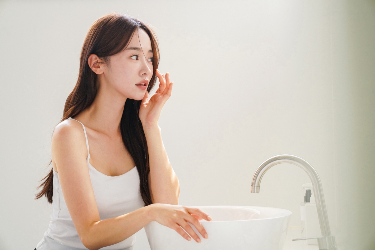 早上洗面後,在保濕乳或面霜前塗抹維他命C精華,被稱為「早C晚A」的黃金保養時段。