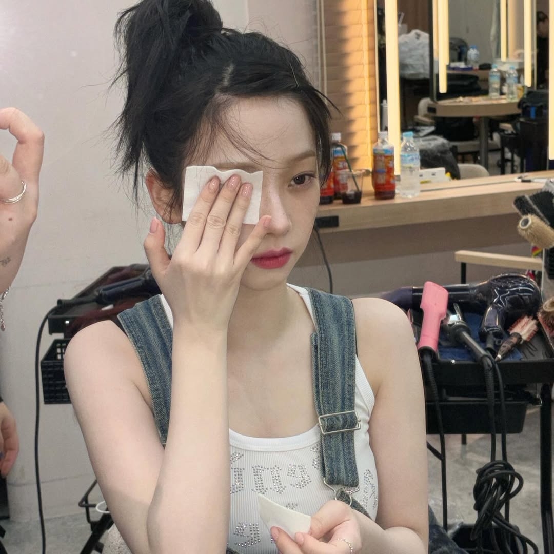使用化妝棉輕輕擦拭,避免過度摩擦