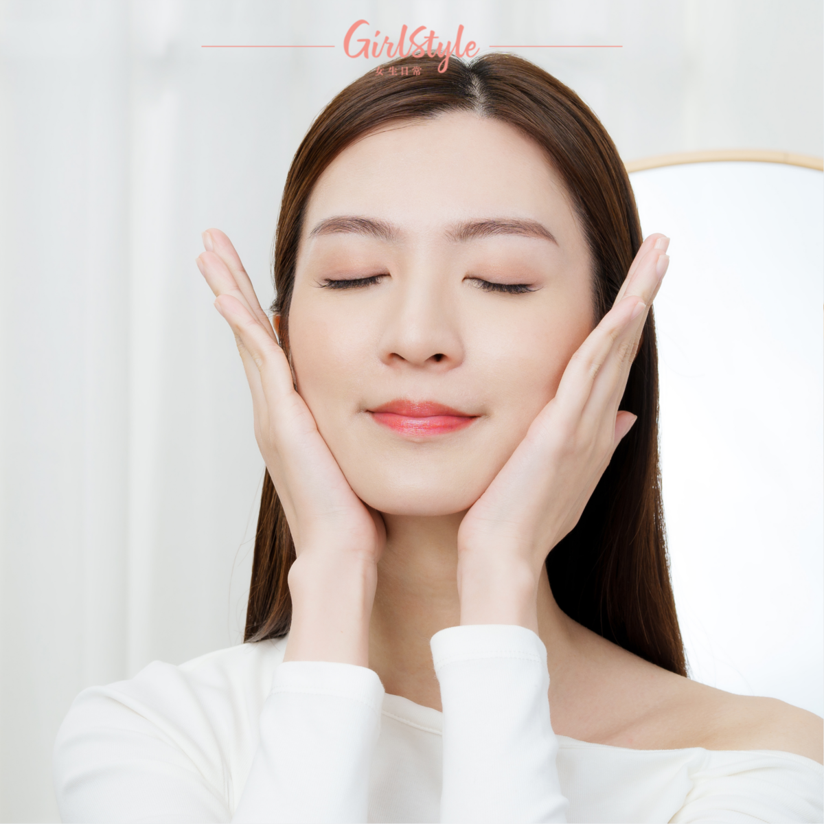 將面霜於在手心溫熱搓勻後按壓到臉部，以掌溫來按摩面部兩側及額頭位置。