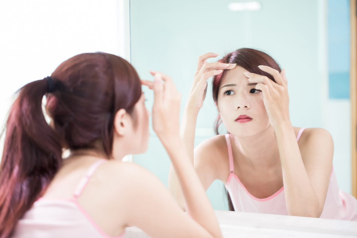 額頭的出油量較大，且毛孔與皮脂腺的分佈更密集，因此更易因油脂、角質堆積而長痘。