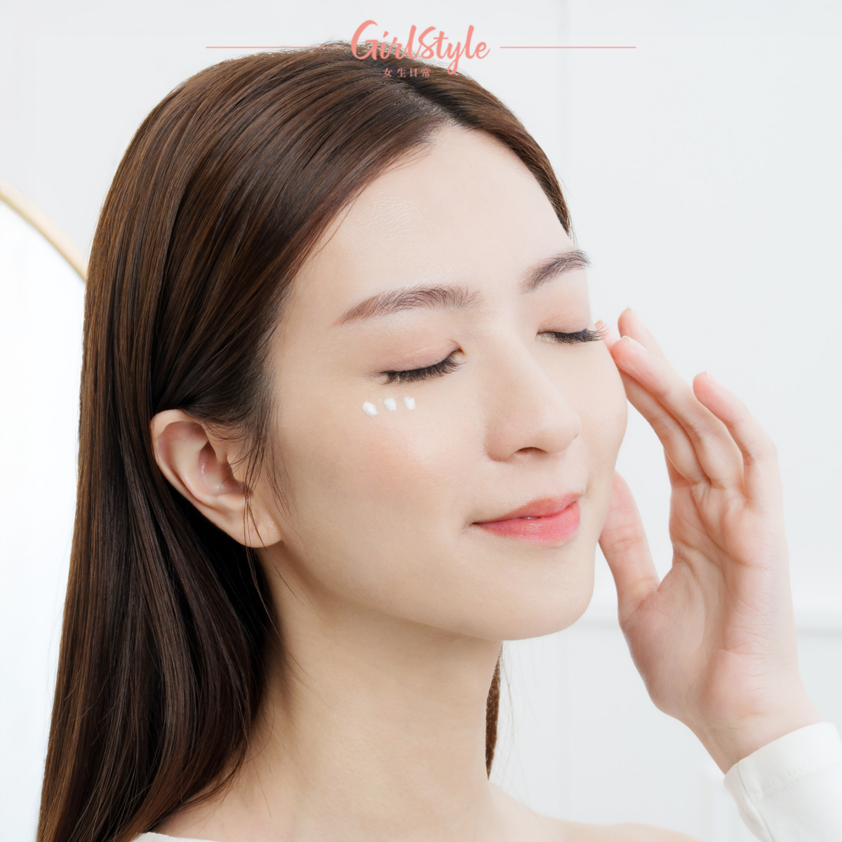 記得塗抹眼霜時份量要適中、力度要夠輕，避免過度拉扯肌膚。