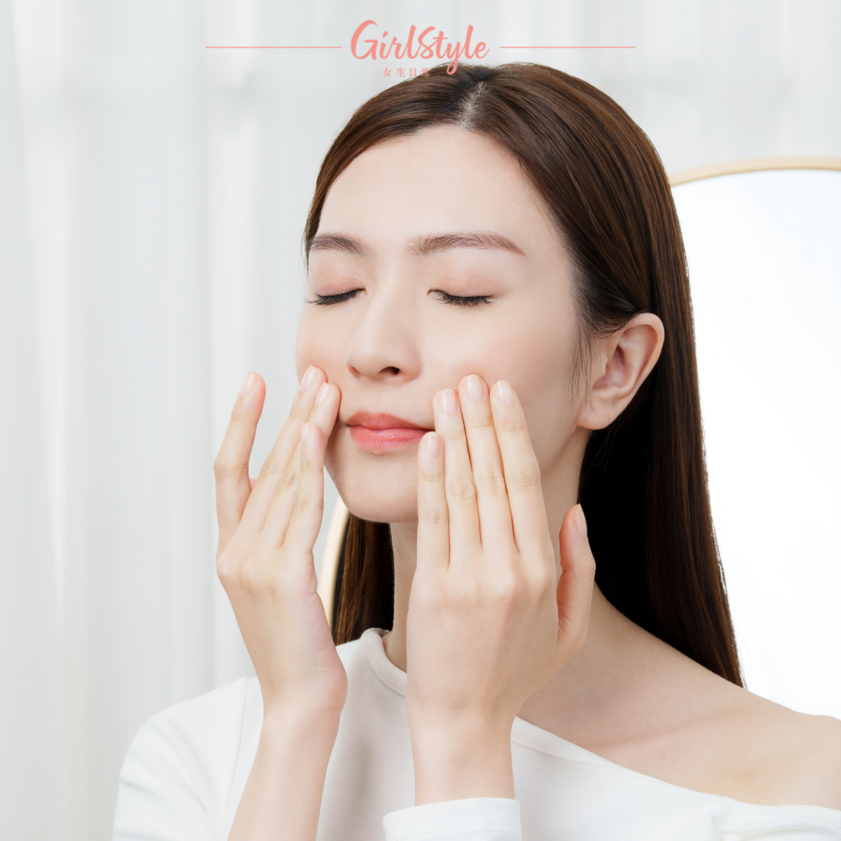 以手指由鼻位按下至唇部下巴顎線部位，令面霜更均勻地貼合肌膚。