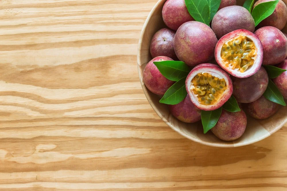 百香果富含維他命C和多種抗氧化營養素，能對抗紫外線傷害，幫助美白肌膚。