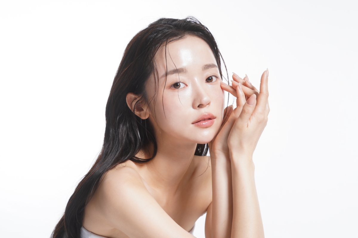 混合性肌膚的形成,與遺傳、荷爾蒙變化、環境因素以及保養方式都有關聯