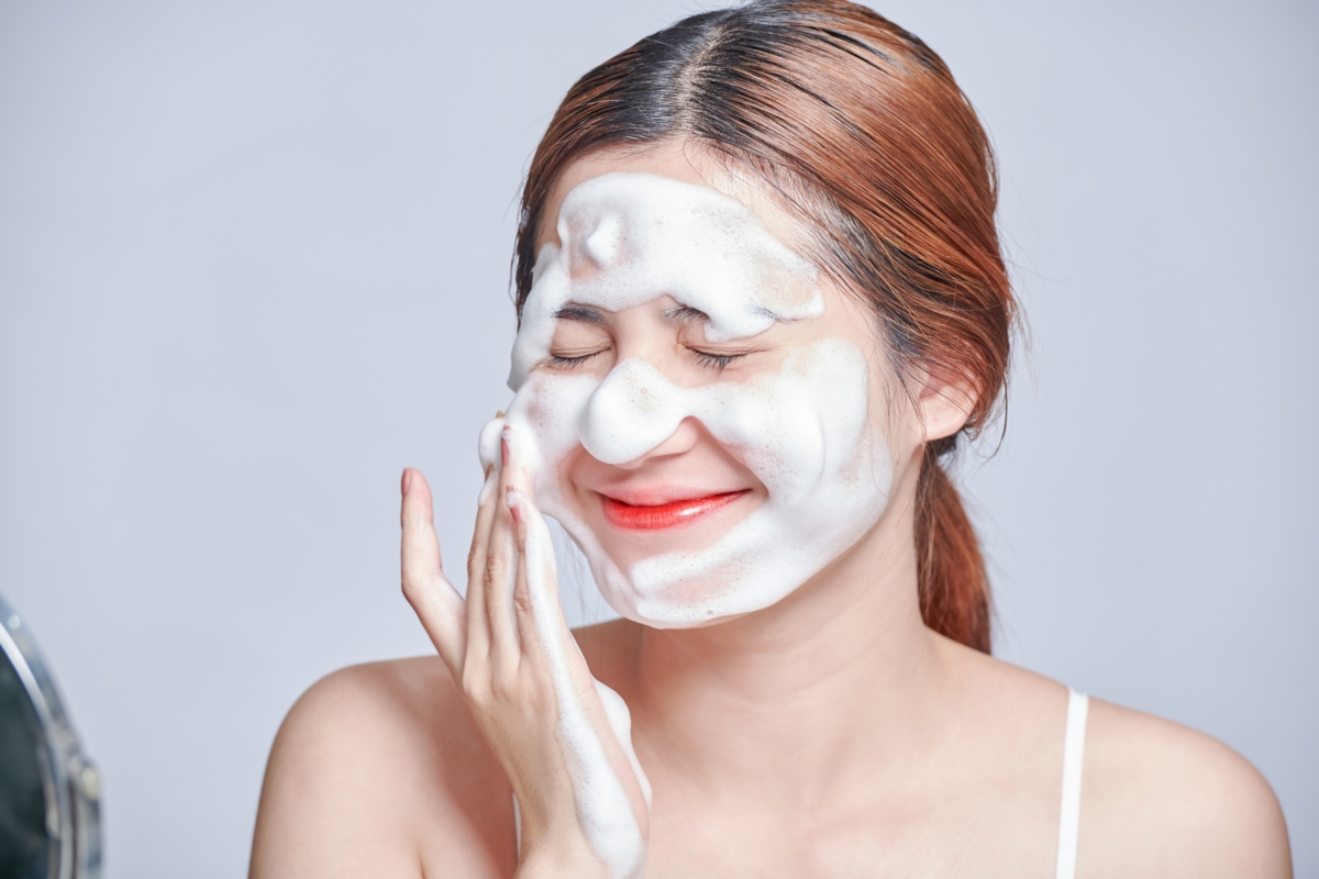 氨基酸（胺基酸）潔面乳指的是使用「氨基酸界面活性劑」作為清潔成分的洗面產品。