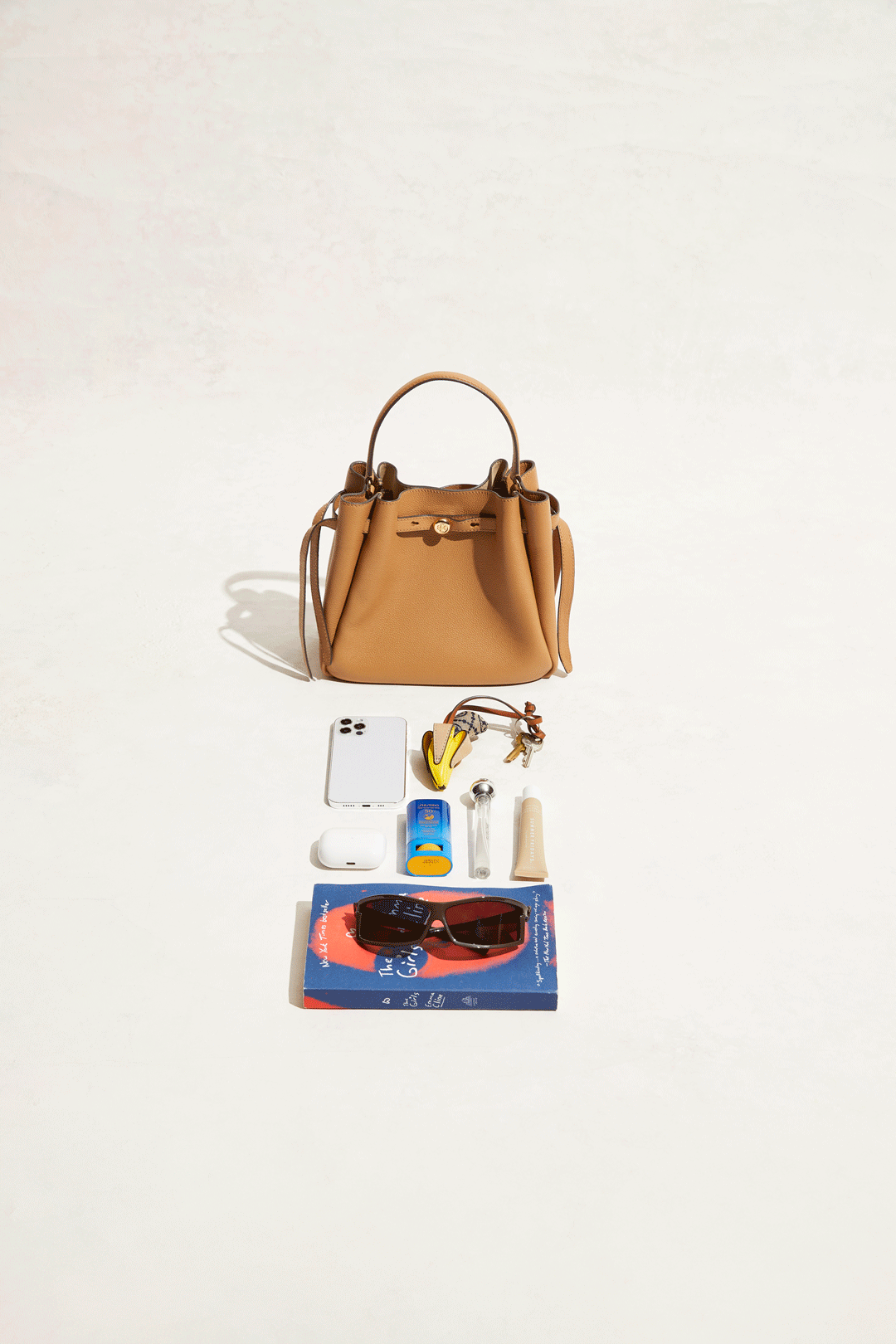 水桶包看似袋子少少,但容量卻夠大,十分實用,很適合OL、與男朋友約會、閨蜜逛街使用,將外出時所有物品都放進去!