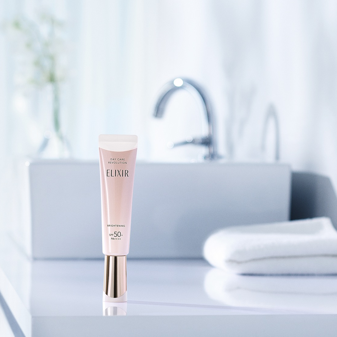ELIXIR膠原亮白淨斑妝前防曬底霜能防止曬黑及保持肌膚白皙透亮。