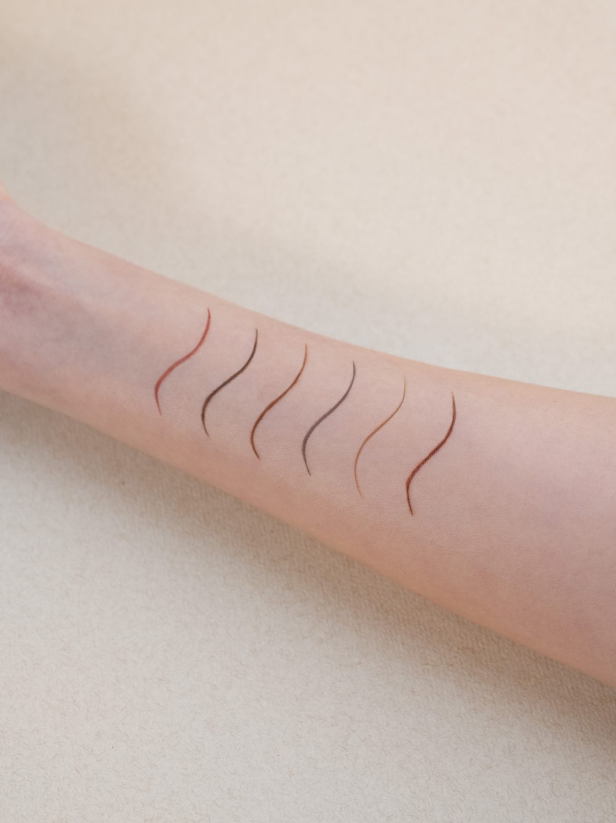 ettusais皇牌產品「極幼柔滑眼線筆」一共有6款色調 ,從左至右是02 粉紅啡、03自然啡 、04 橙銅啡、06灰啡色、09榛果拿鐵(新色號)和18肉桂棕 (新色號) 。