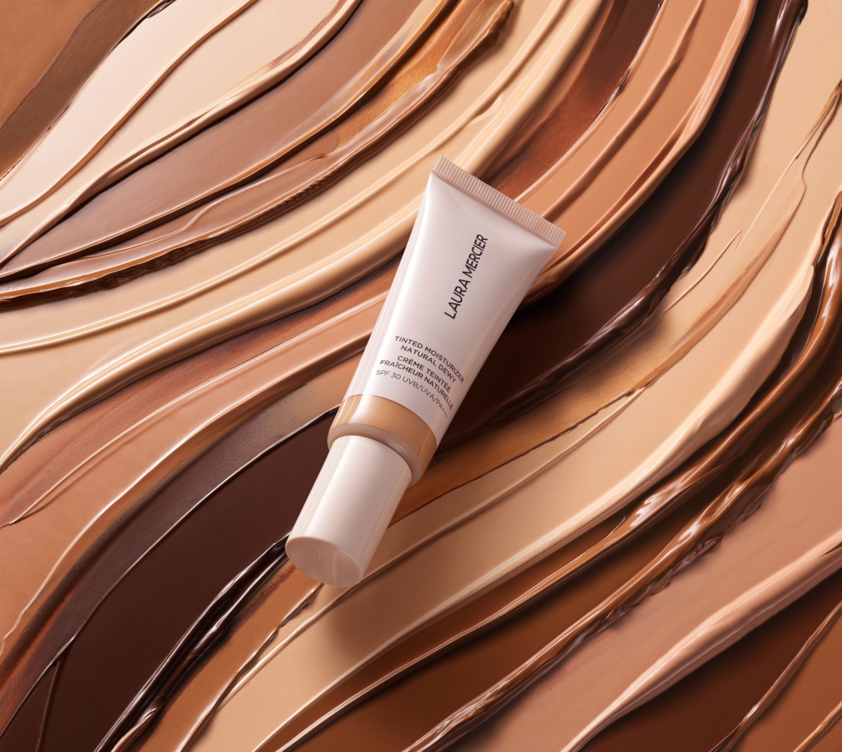 Laura Mercier全新水光修護輕粉底霜登場,底妝新時代由此開始。