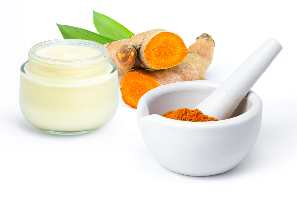 DIY薑黃牛奶面膜~薑黃有抗發炎和淡斑功效,搭配牛奶還能讓膚色更均勻。