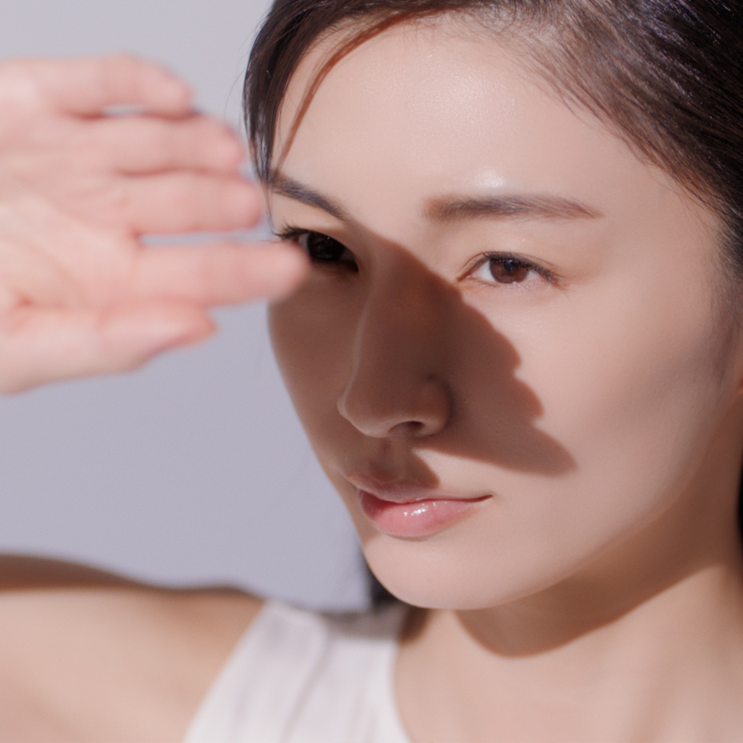 ELIXIR膠原緊緻補濕妝前防曬底霜能強效阻擋紫外線UVA及UVB，同時加入專櫃級MitoRevitalizer再生延命草專利成分，能夠修復因紫外線而受損的粒線體，讓膠原蛋白倍增。