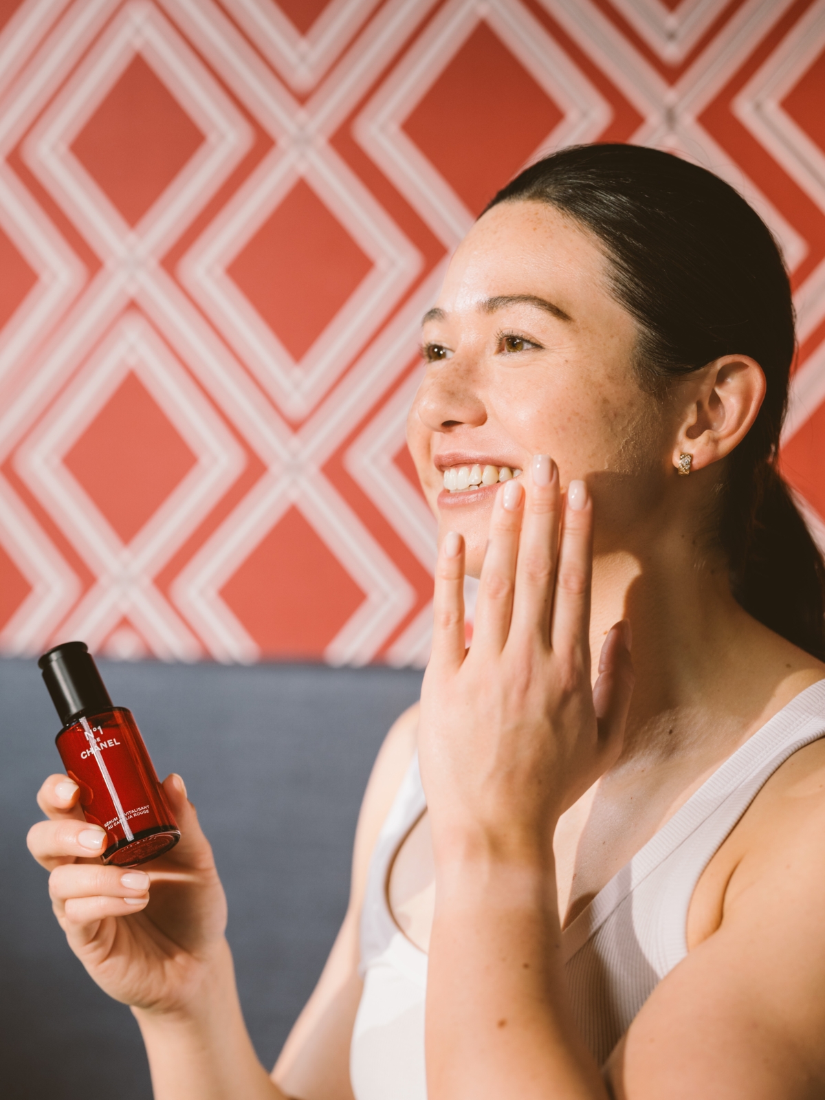 每個晚上,Siobhan都會用CHANEL 一號紅山茶花系列來呵護自己的皮膚。