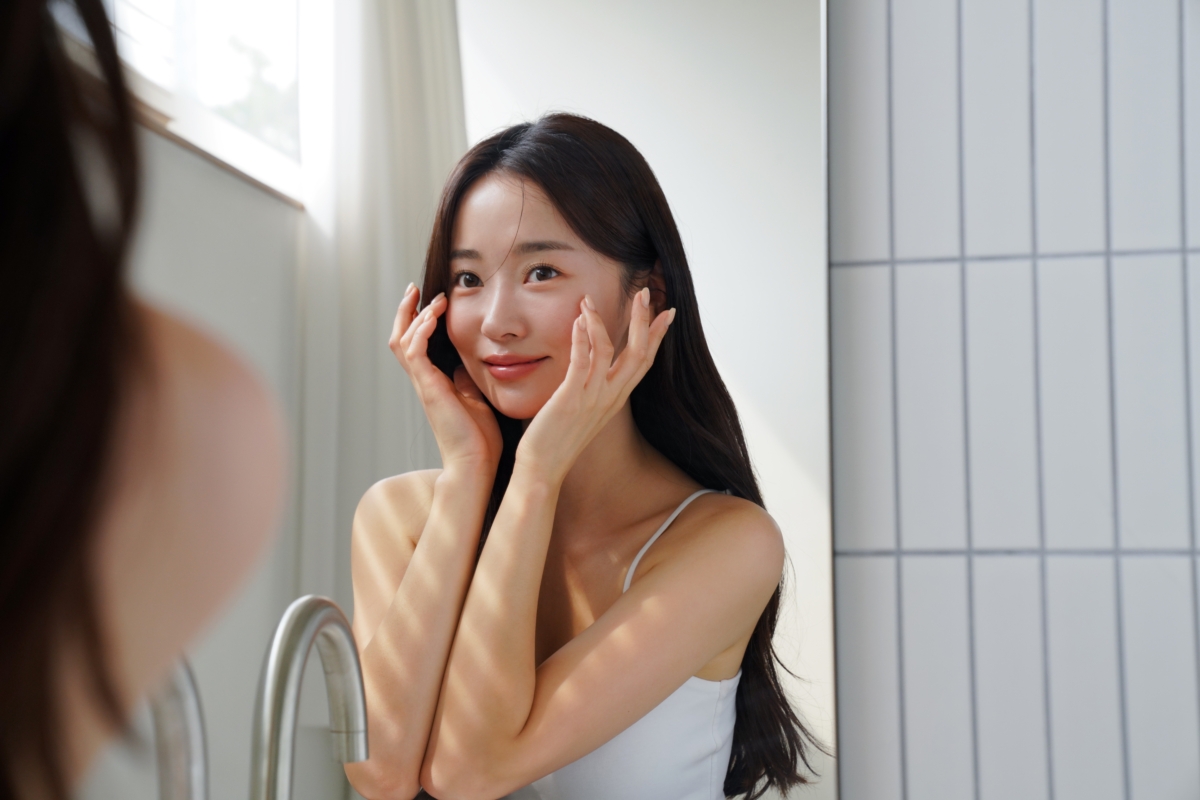 一般護膚的順序為「先美白,再保濕」,美白精華通常含有高濃度的活性成分,分子較小且需要直接作用於肌底,更好被肌膚吸收。