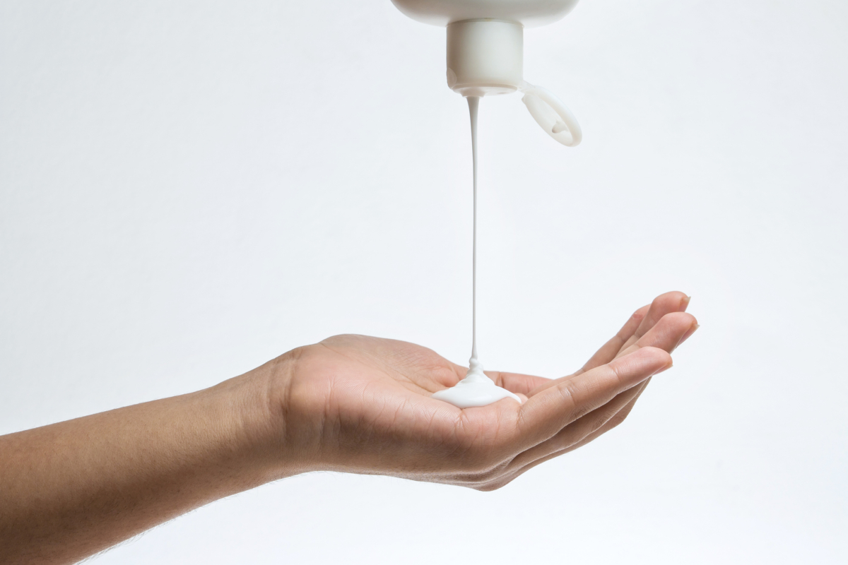 市面上的乳液種類繁多,主要根據添加成分和功效細分。
