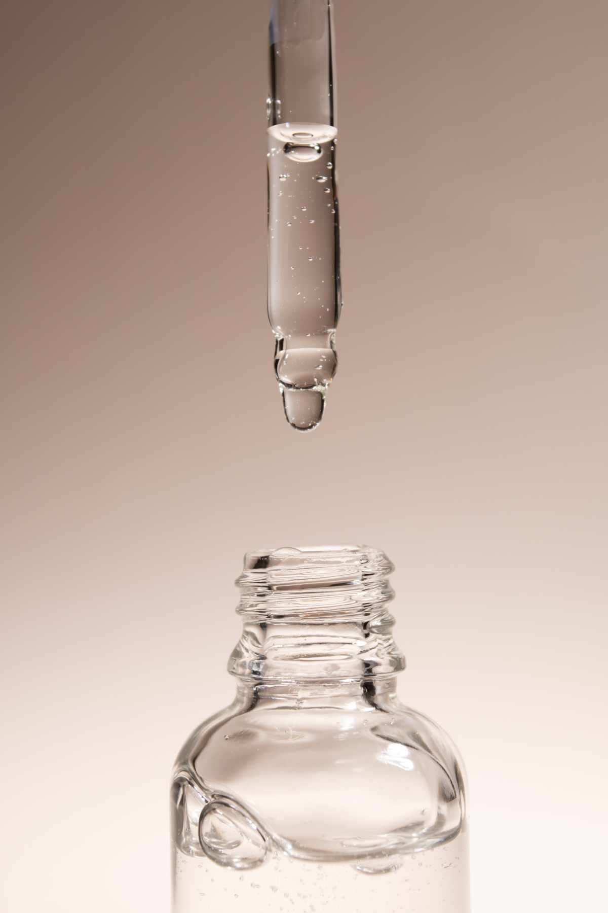 選擇美白精華時,需要綜合考慮多方面,例如膚質、成分等,才能找到最適合自己的產品~