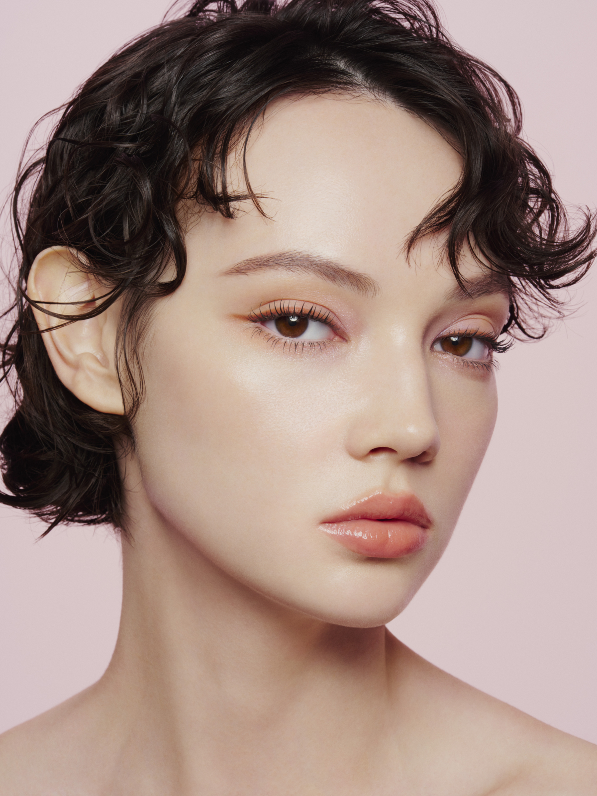 時下日本女生流行「減法化妝」,輕鬆化出花漾妝容。