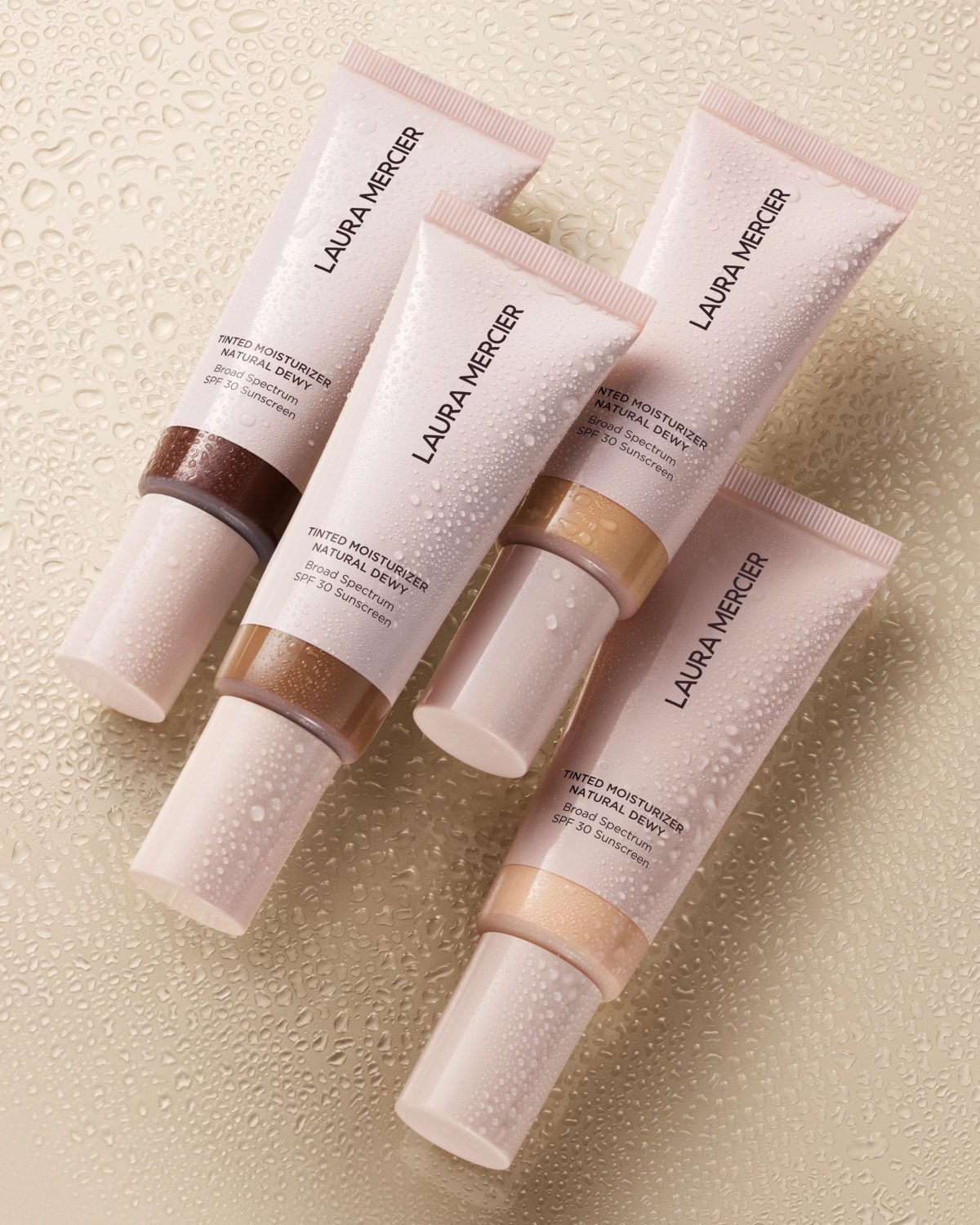 集粉餅與粉底液優點於一身,既透薄自然又貼臉持久。