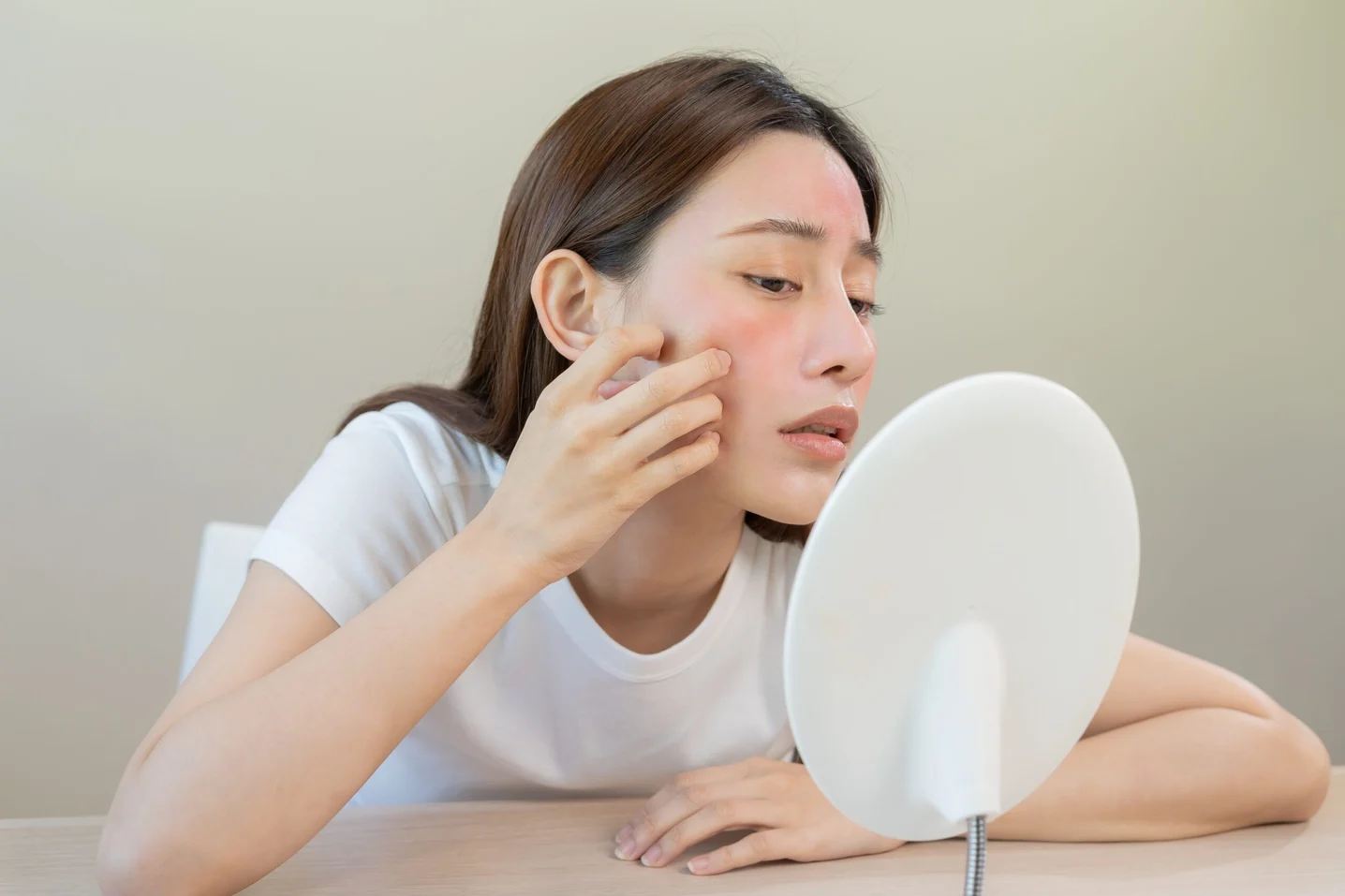 乳液過期了一定不能再繼續塗抹在臉上,可能會對皮膚造成傷害!