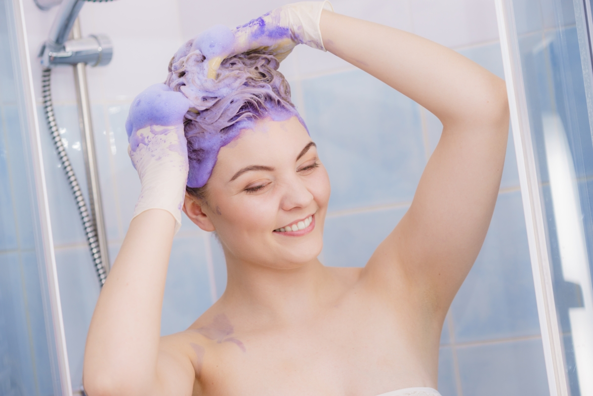 使用補色洗頭水,減少原本染髮色調的流失