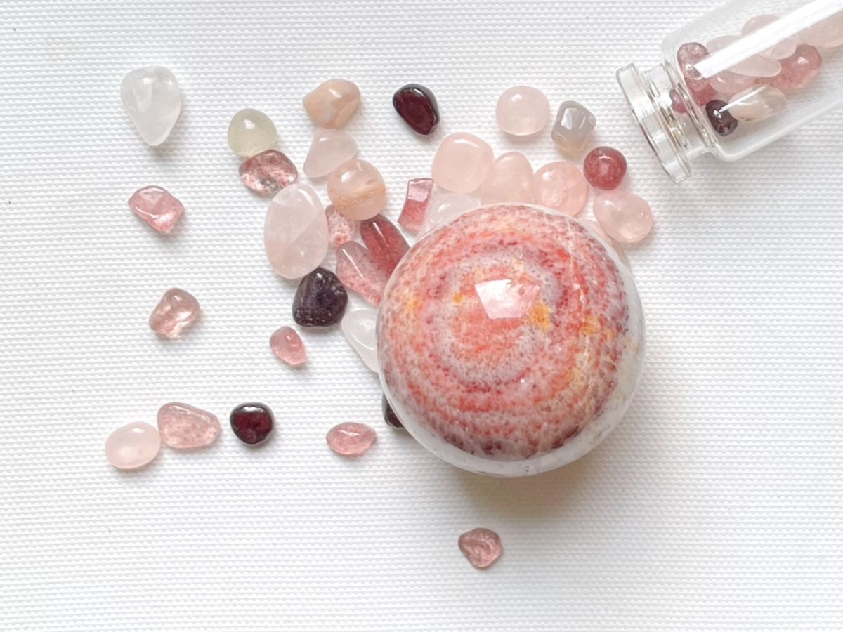 紅紋石是一種以粉紅色調著稱的天然礦石，其特色紋路如同玫瑰花瓣般柔美。