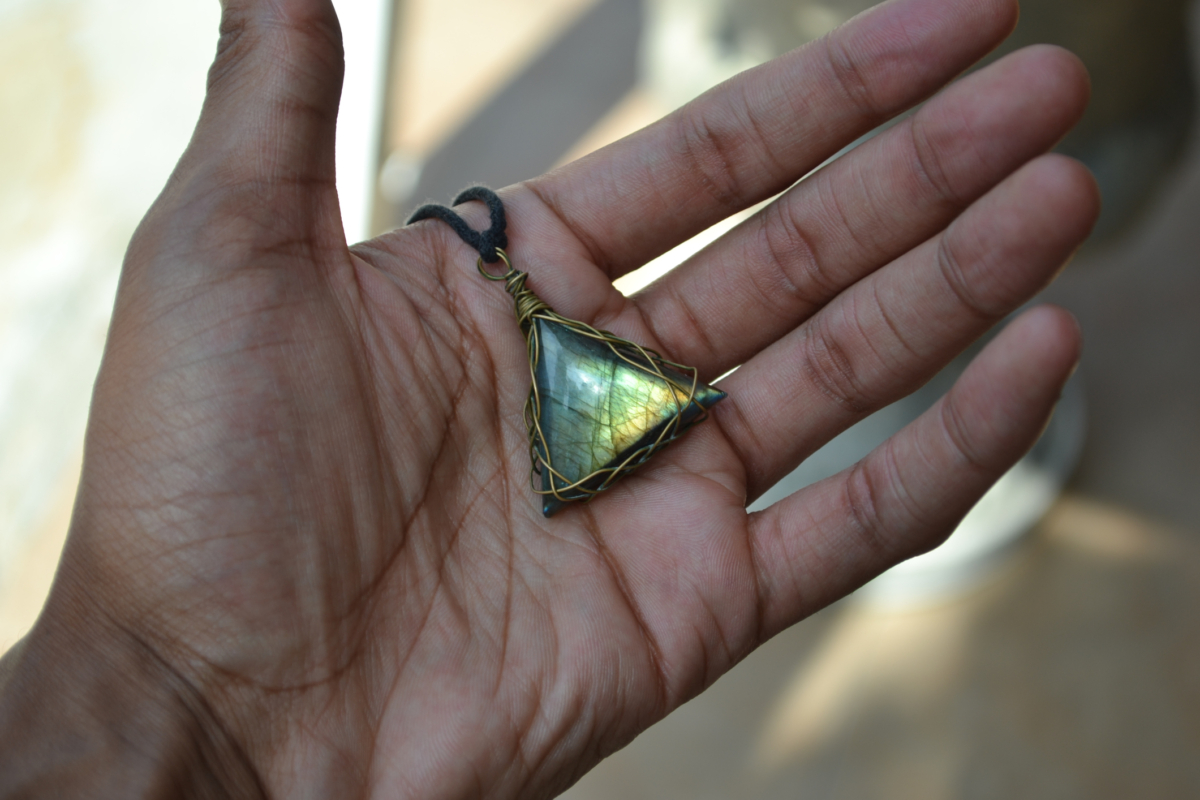 孕婦（尤其初期）或光敏感症、癲癇患者不適合佩戴拉長石。