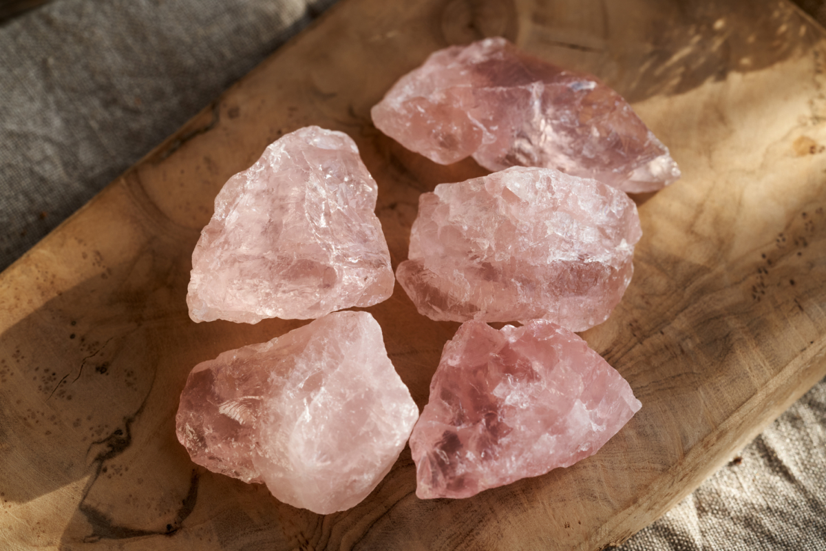 粉晶(Rose Quartz),又稱玫瑰石英、粉水晶或芙蓉石,是一種粉紅色的石英礦物。