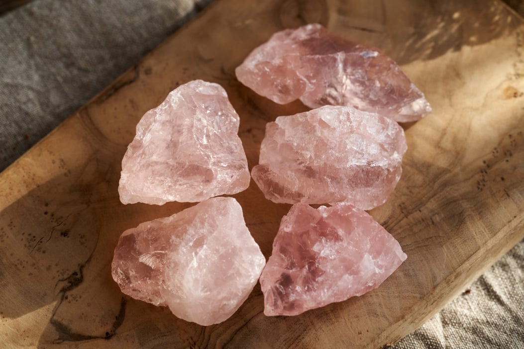 粉晶｜招桃花、療癒神器！愛情之石功效+禁忌+真假辨別+淨化保養