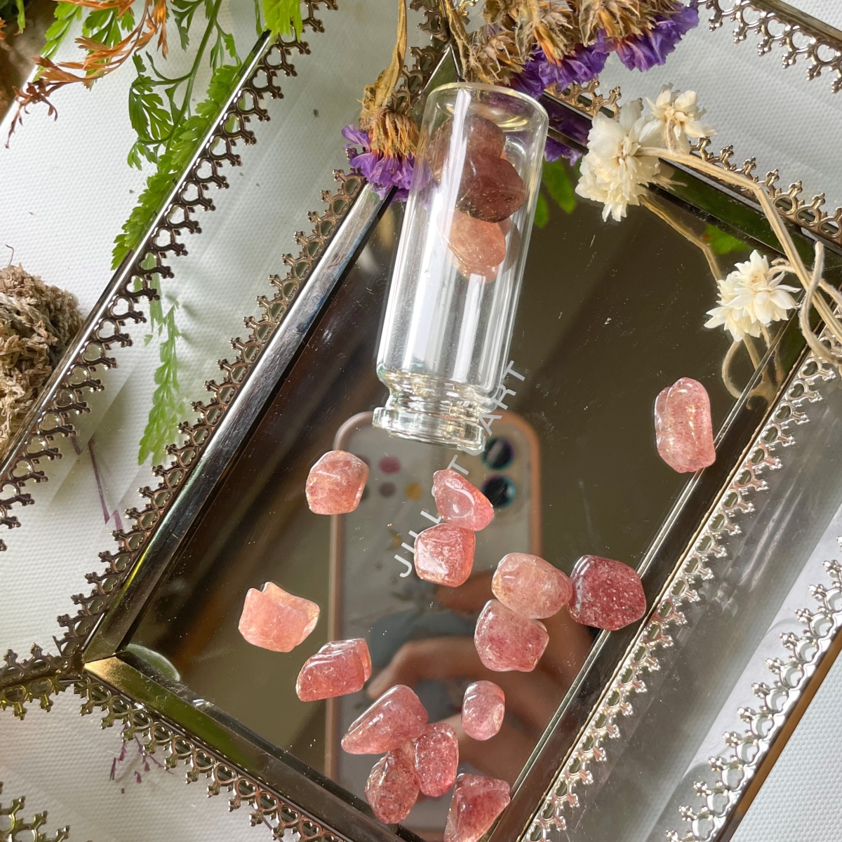 面對市場上琳瑯滿目的草莓晶飾品與原石，要如何挑選到適合自己的草莓晶？