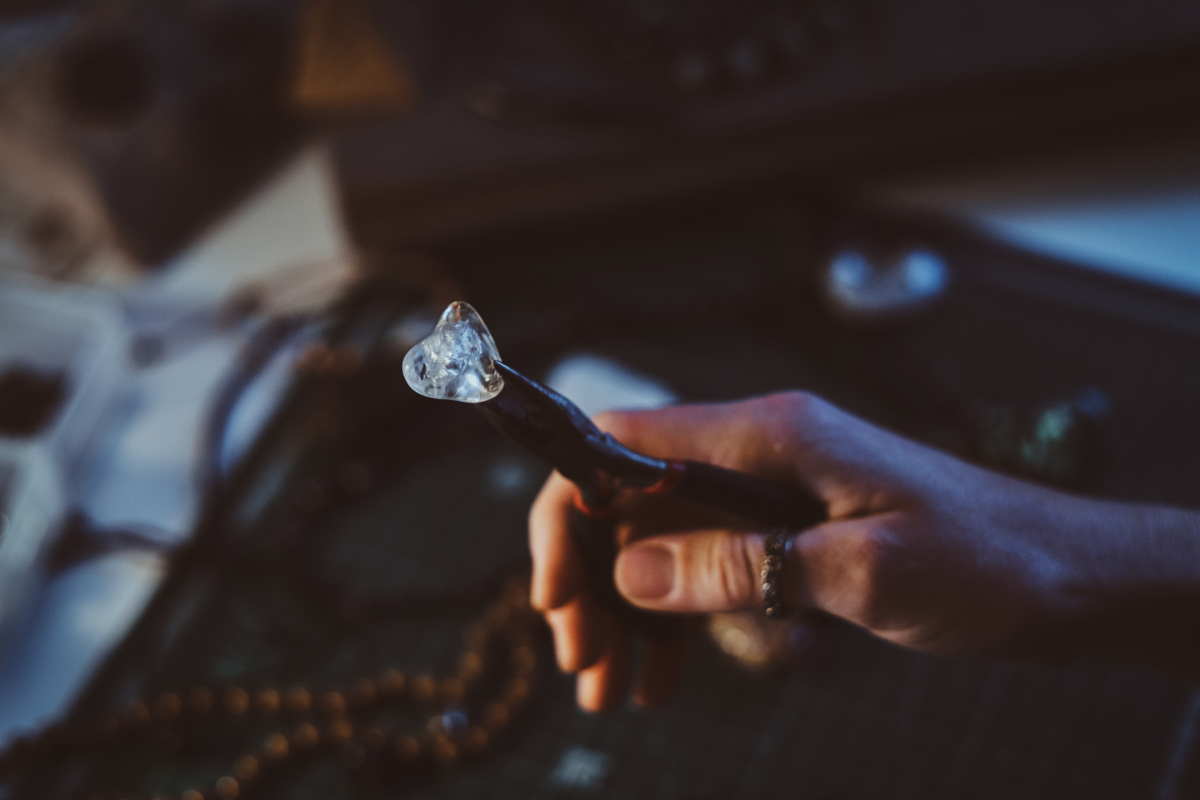 天然白水晶通常帶有冰裂或雲紋,這些是自然形成的標誌。,過於無瑕或完全透明的可能經過處理或為假貨。