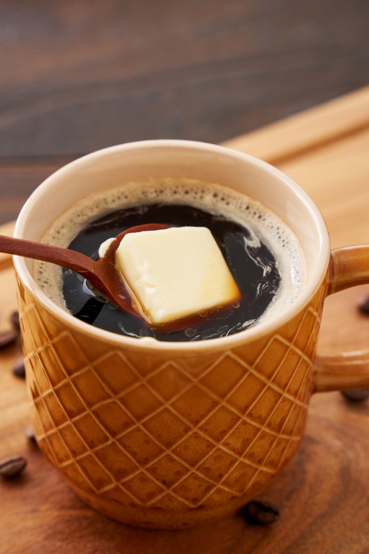 目前關於防彈咖啡直接「燃燒脂肪」或明顯降體重的臨床證據仍不足,效果往往需要配合低碳或生酮飲食,而並非單一依靠防彈咖啡。