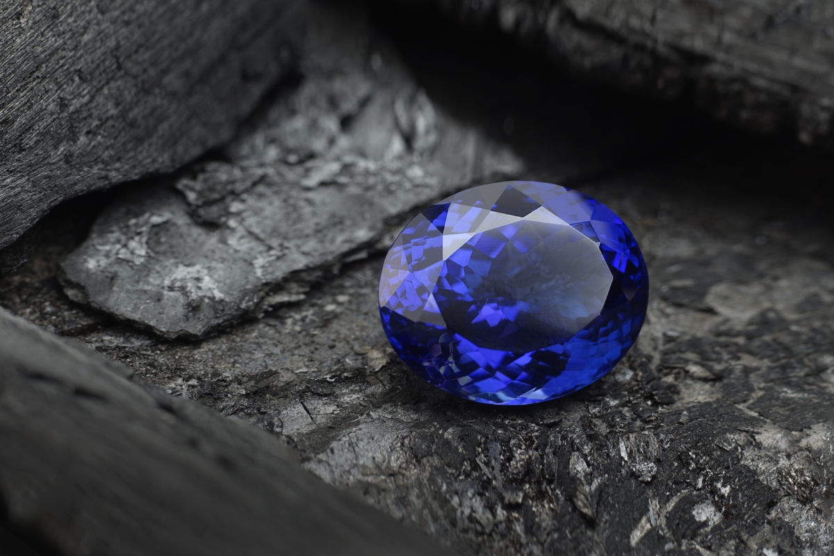 坦桑石的功效有多種，如平穩情緒、增強溝通能力、提升洞察力等。