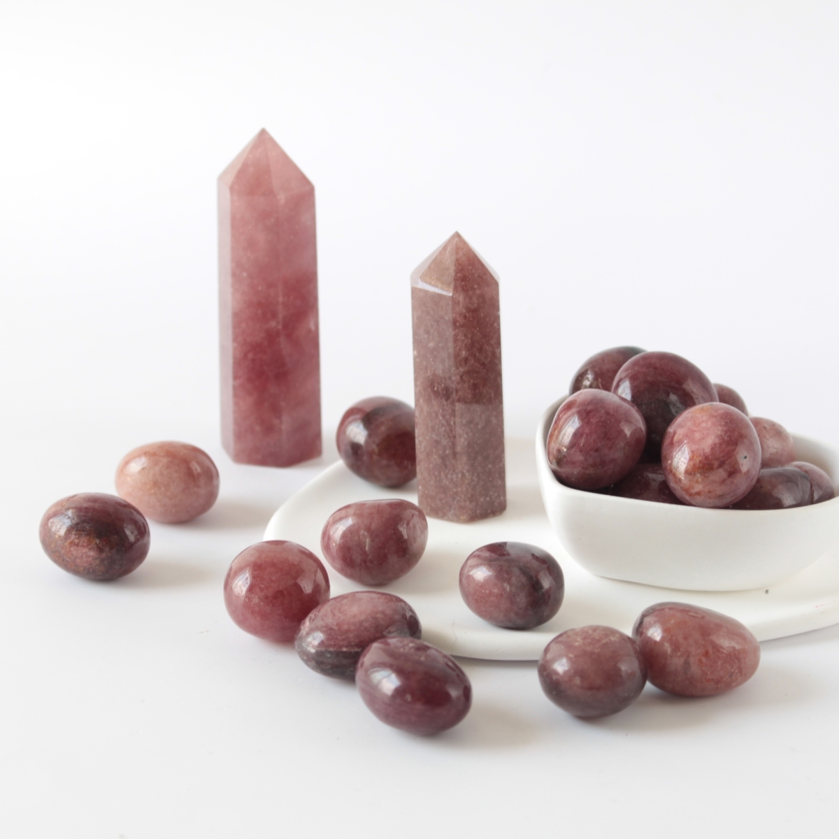 草莓晶雖然都有著迷人的草莓色澤與點點紅斑，但在外觀類型上其實還是存在一些細微差異。