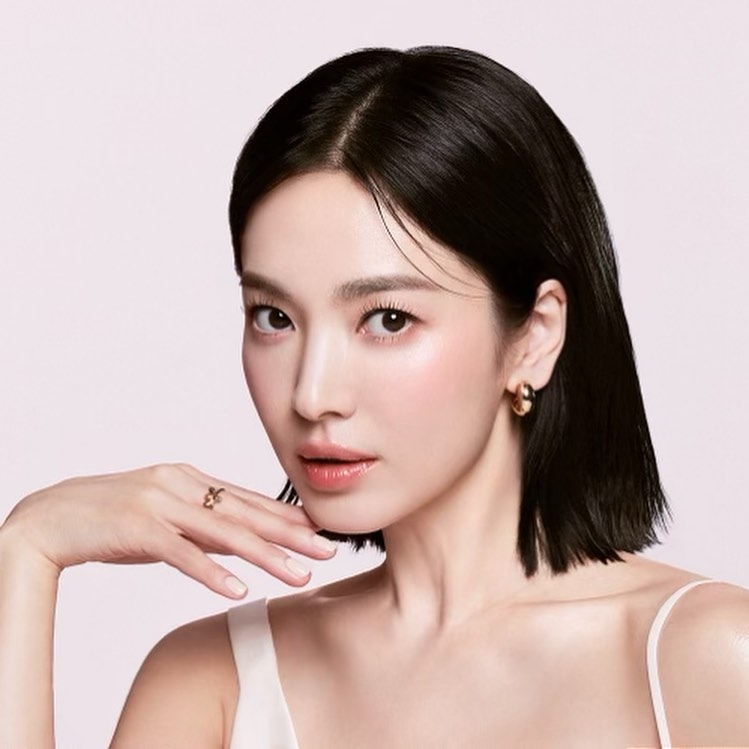 髮尾觸及或停留在鎖骨位置，是中短髮中最受歡迎也最保險的長度之一。