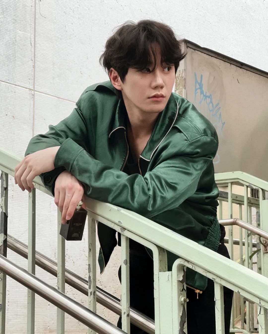 S型劉海呈現自然蓬鬆狀態，充滿隨意、慵懶的帥氣感