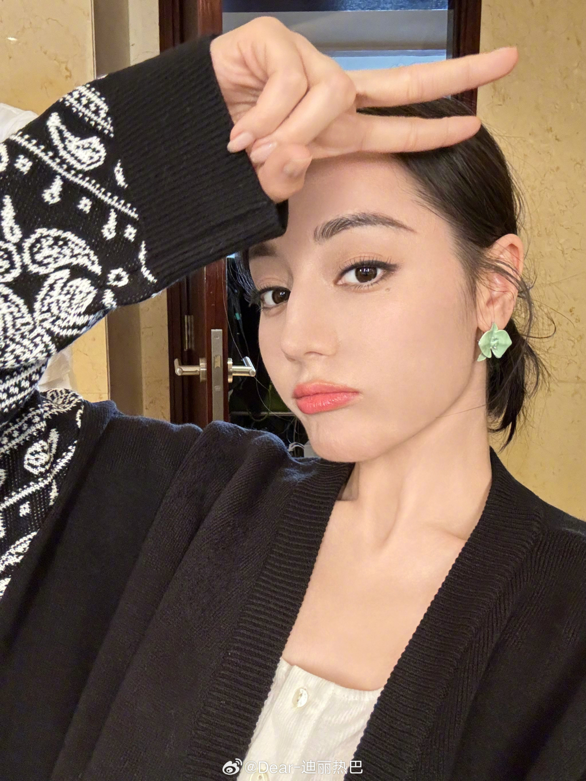 眼角痣明星代表：迪麗熱巴。